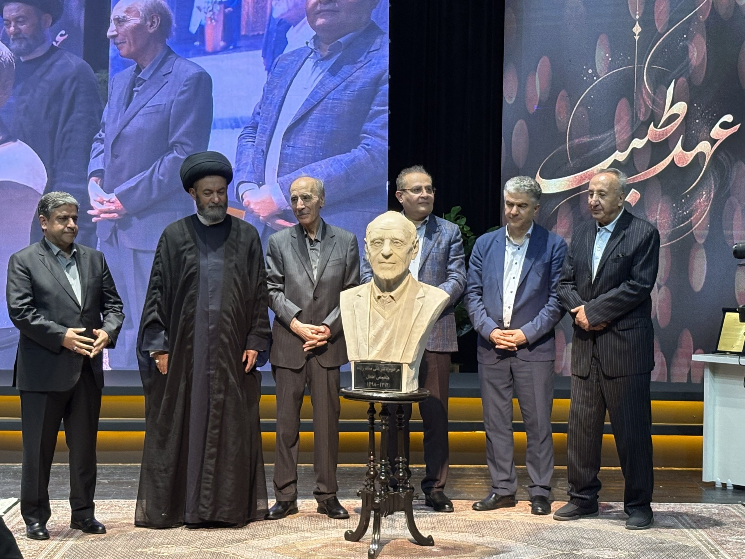 برگزاری آیین «عهد طبیب» در اردبیل/ تجلیل از پزشکان پیشکسوت و رونمایی از سردیس دکتر مناف‌زاده