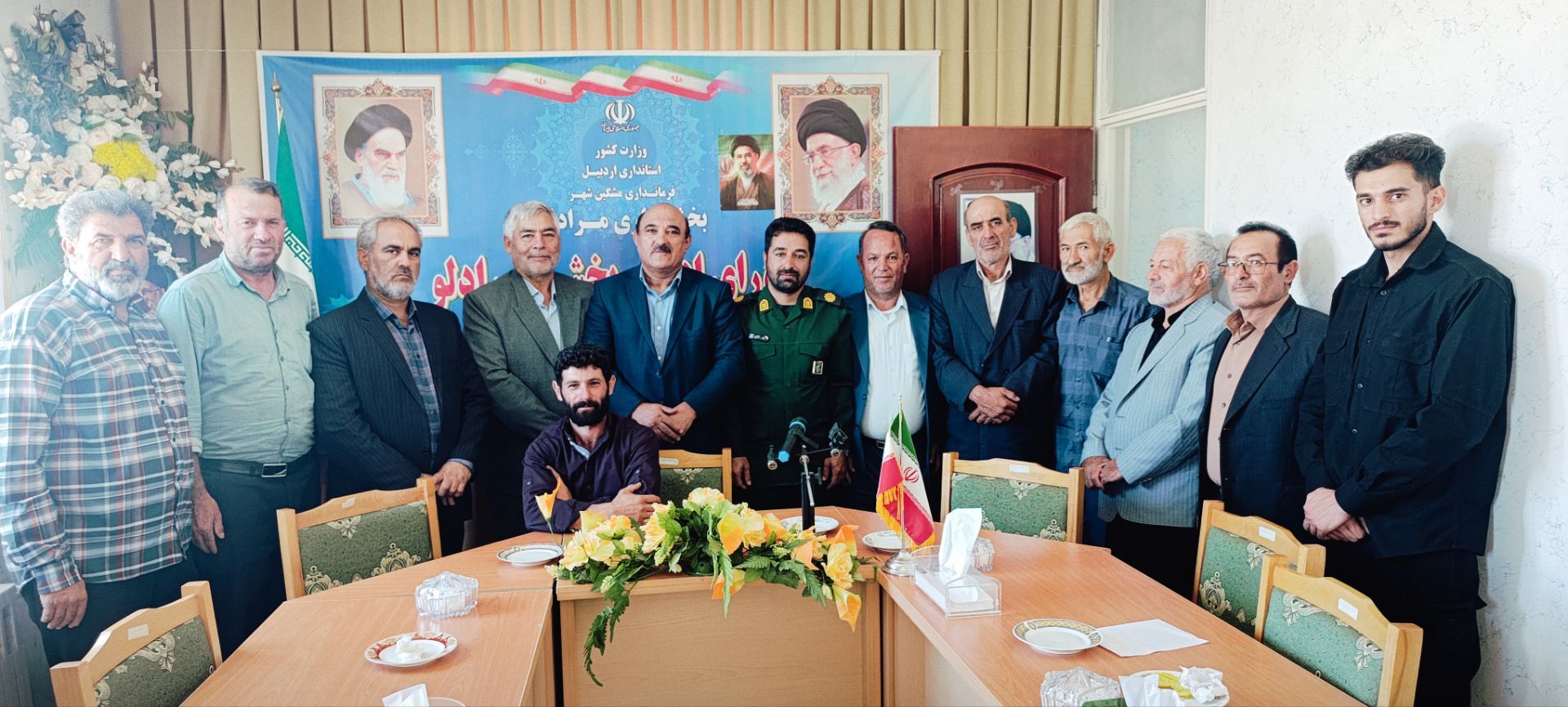 دیدار فرماندهان بسیج مرادلو با بخشدار و کارکنان بخشداری به مناسبت هفته دولت