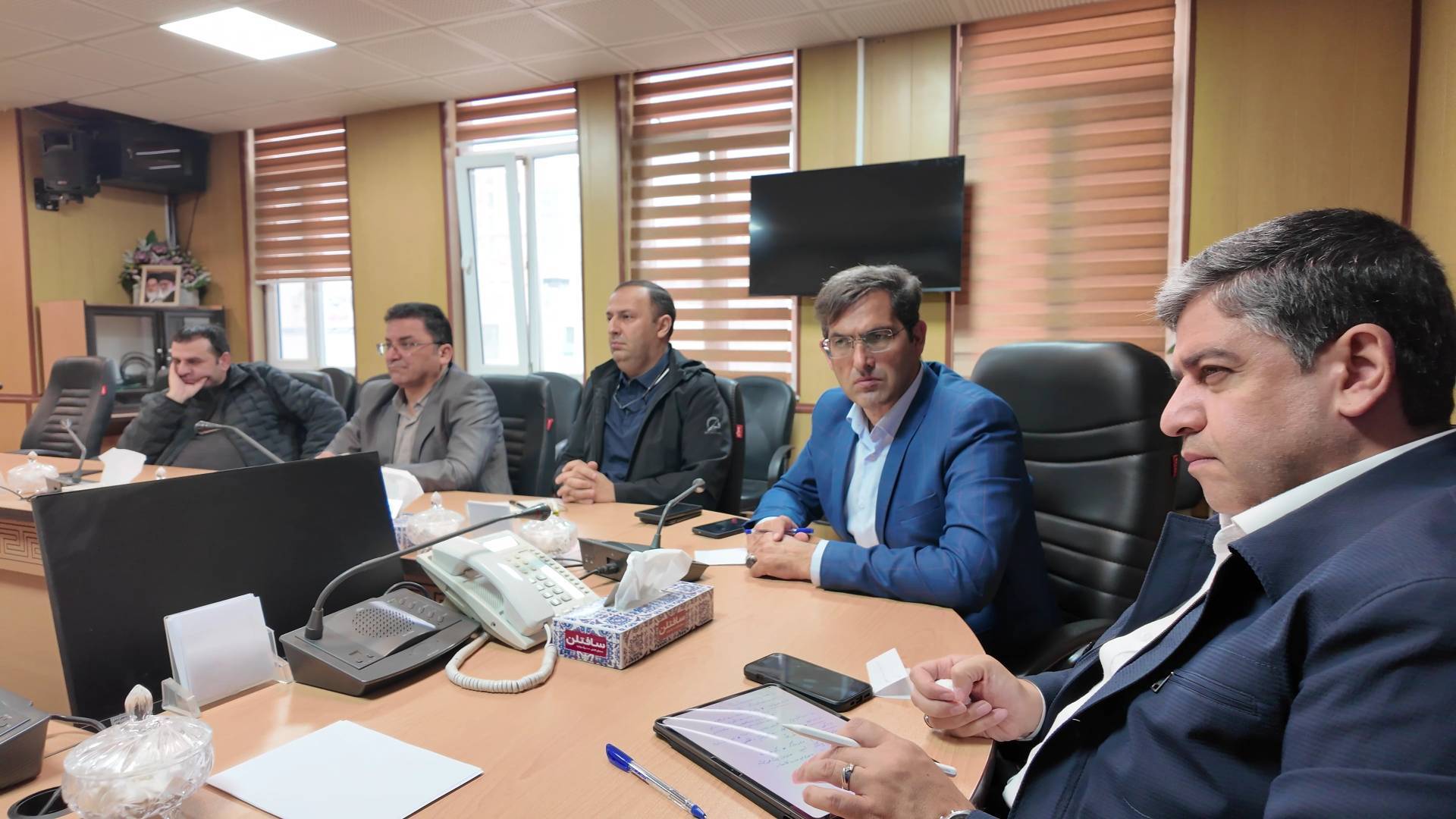 نشست بررسی موانع تولید در اردبیل با حضور استاندار/ پیگیری مصوبات برای حمایت از صنایع